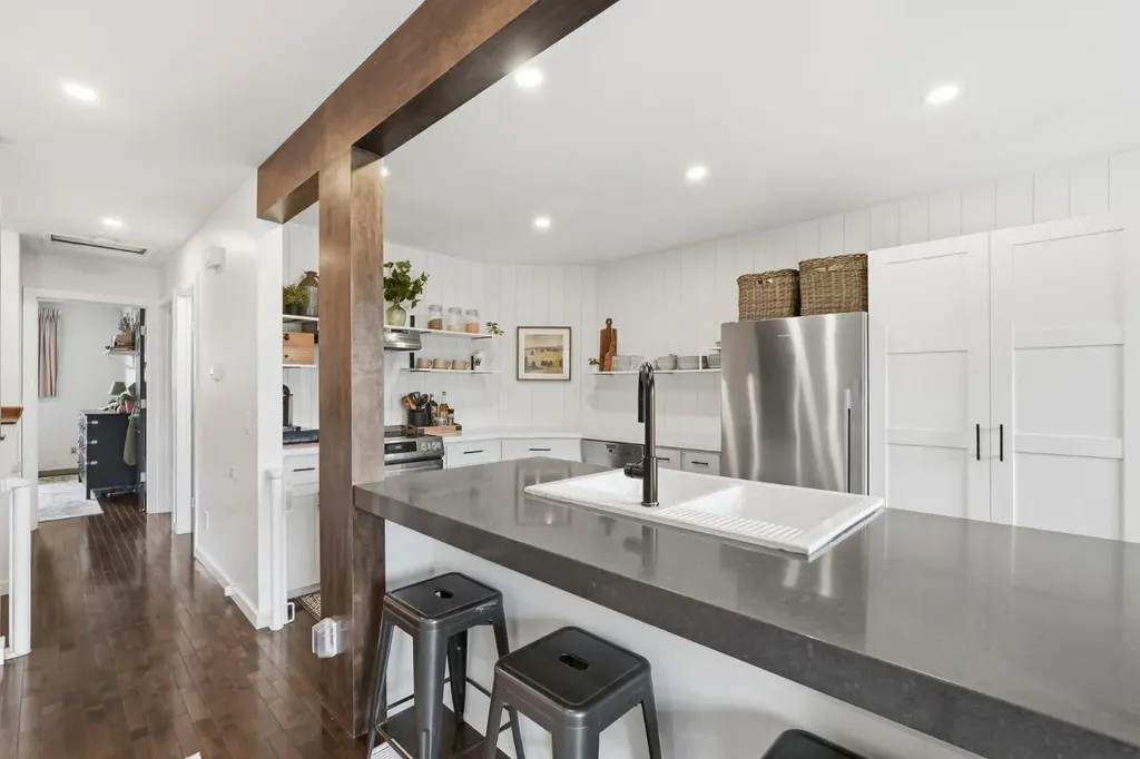 4804 19 Avenue NW Calgary AB T3B 0S7