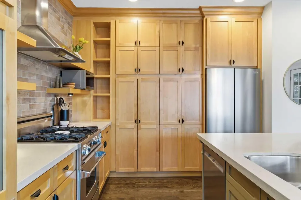 53 Discovery Ridge Gardens SW Calgary AB T3H 5L6