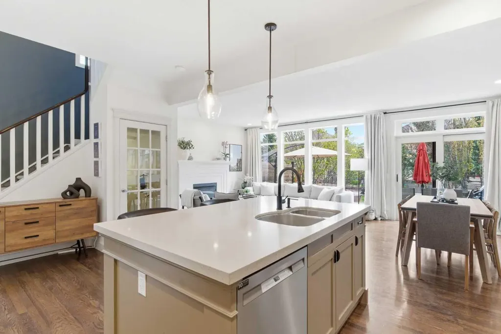 53 Discovery Ridge Gardens SW Calgary AB T3H 5L6