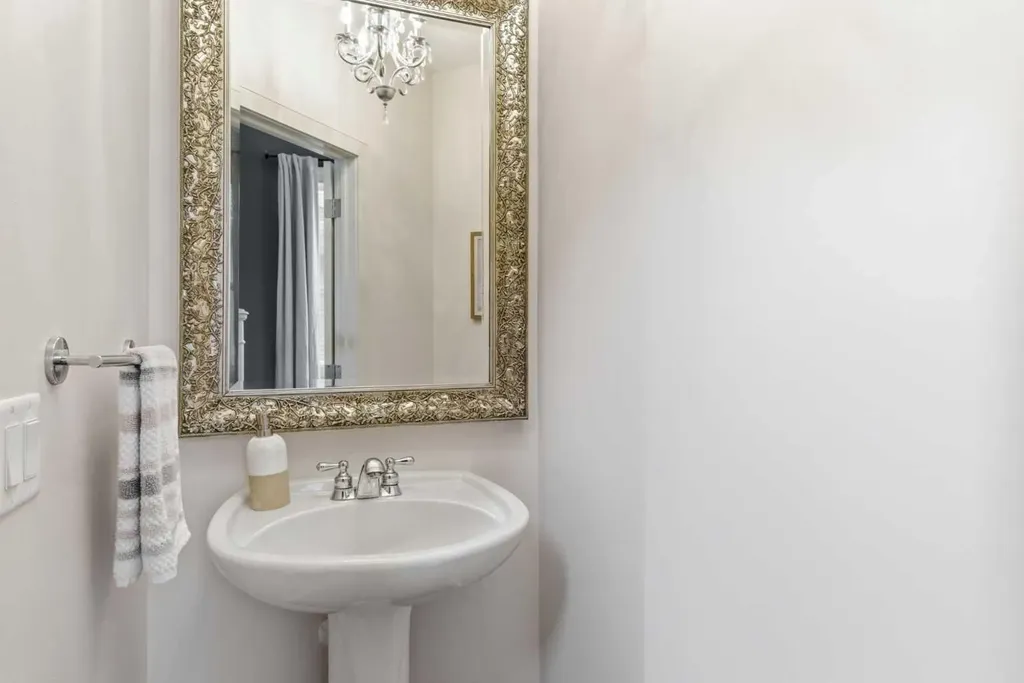 53 Discovery Ridge Gardens SW Calgary AB T3H 5L6