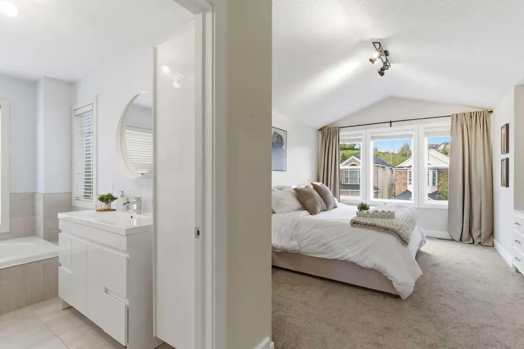 53 Discovery Ridge Gardens SW Calgary AB T3H 5L6