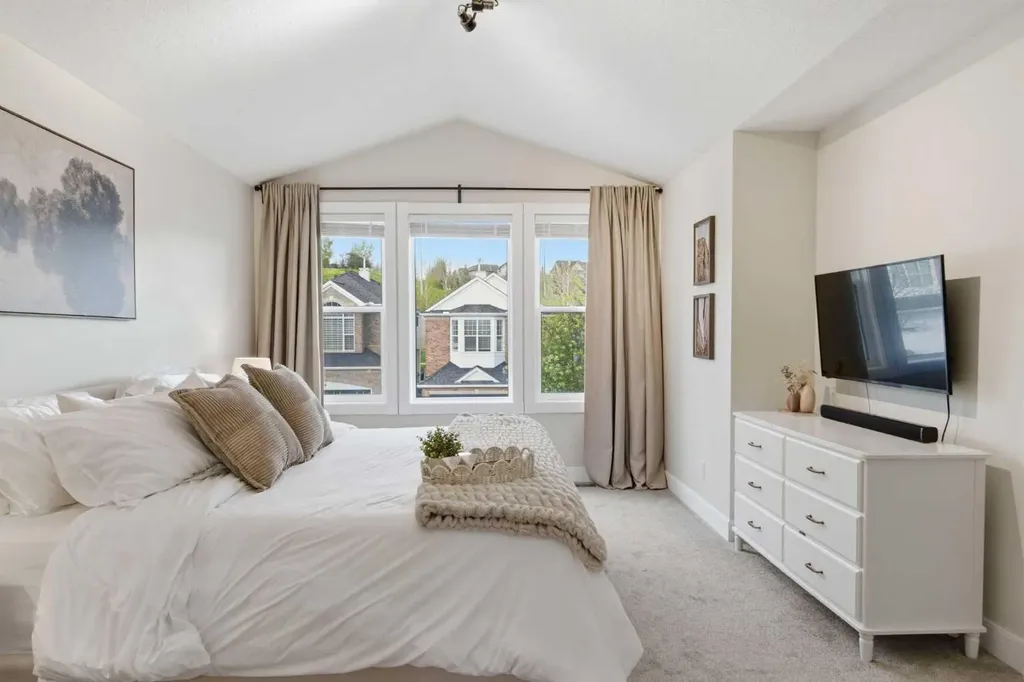 53 Discovery Ridge Gardens SW Calgary AB T3H 5L6
