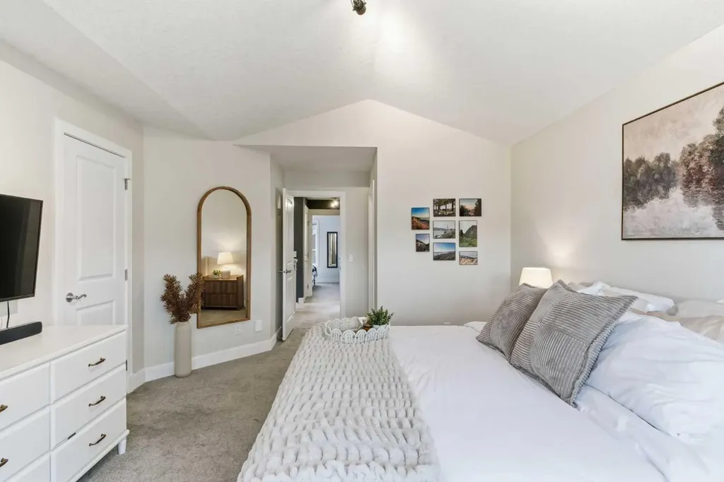 53 Discovery Ridge Gardens SW Calgary AB T3H 5L6