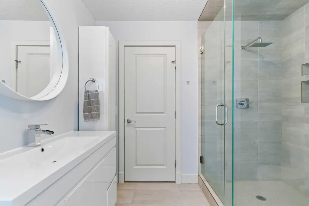 53 Discovery Ridge Gardens SW Calgary AB T3H 5L6