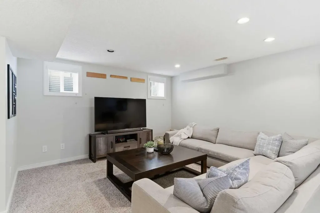 53 Discovery Ridge Gardens SW Calgary AB T3H 5L6