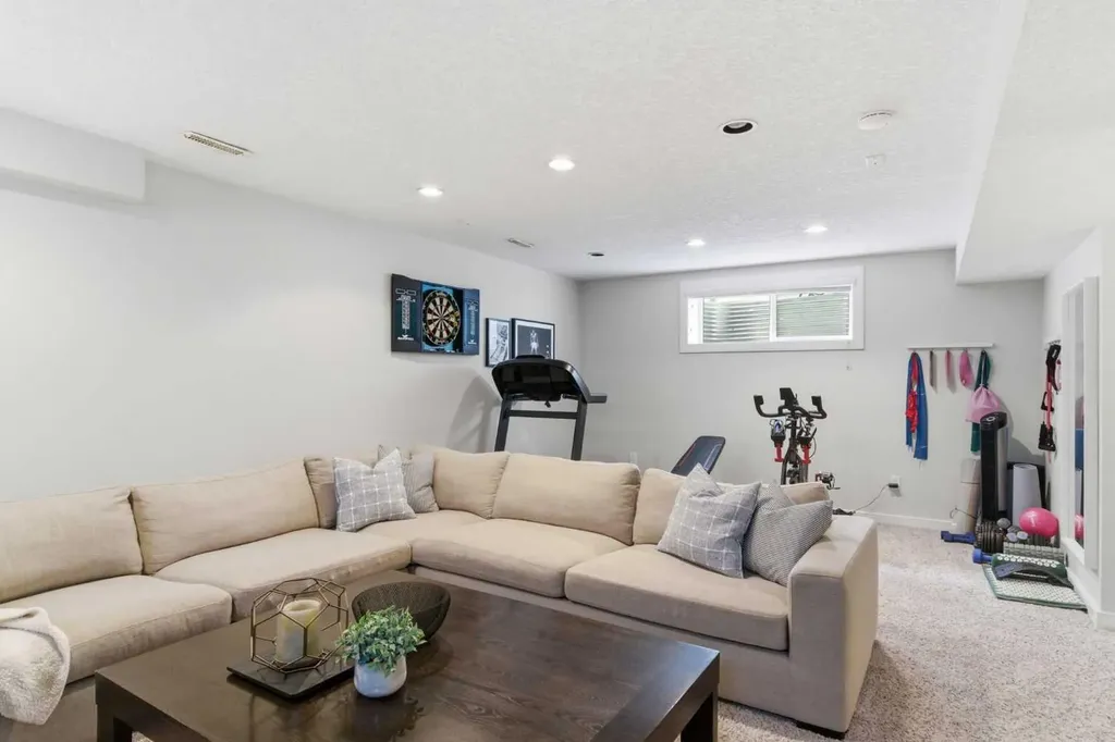 53 Discovery Ridge Gardens SW Calgary AB T3H 5L6