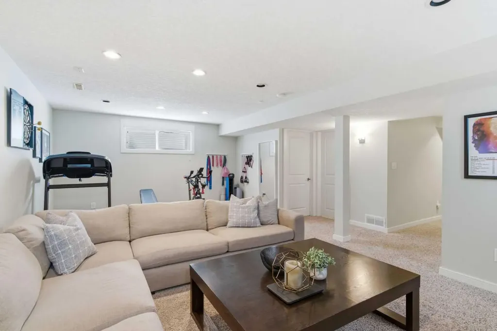 53 Discovery Ridge Gardens SW Calgary AB T3H 5L6