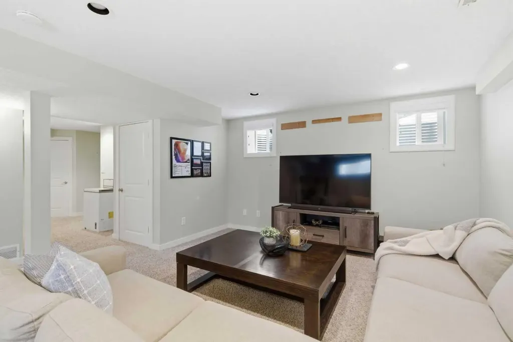 53 Discovery Ridge Gardens SW Calgary AB T3H 5L6