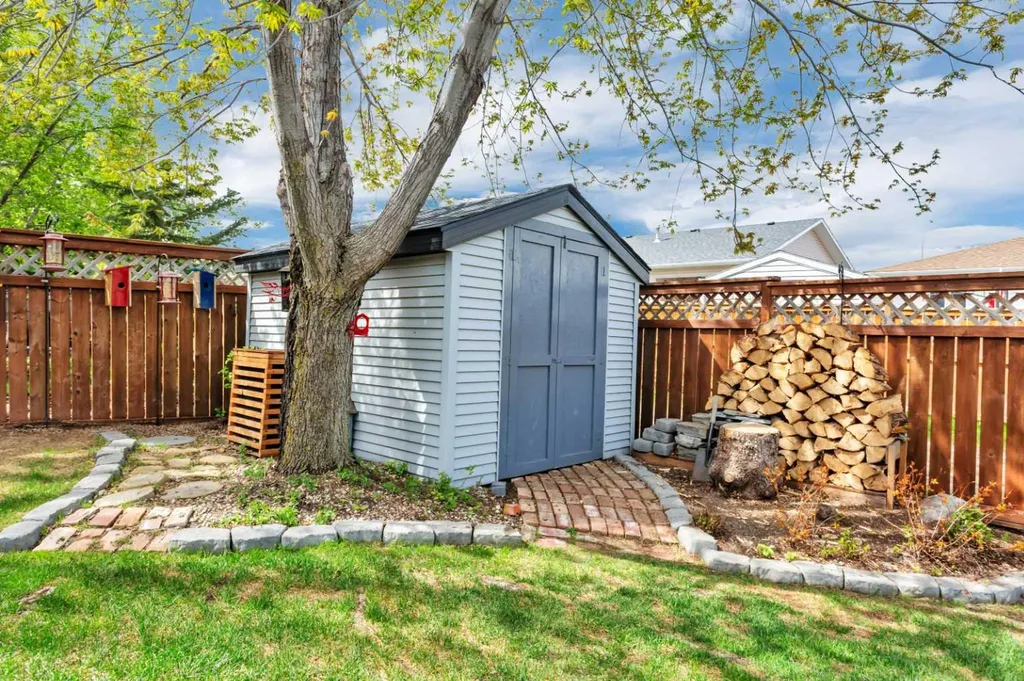 5 Fawn Close Sylvan Lake AB T4S 1X4