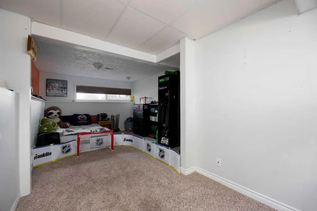 6 Harris Crescent Fort Mcmurray AB T9H 1N3