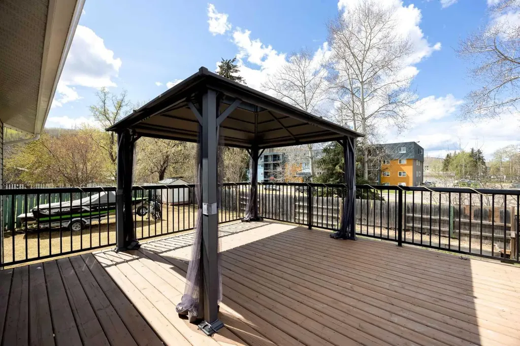 6 Harris Crescent Fort Mcmurray AB T9H 1N3