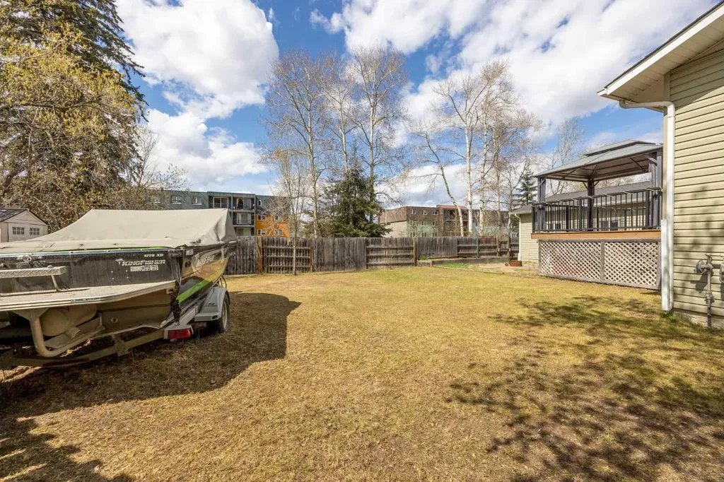 6 Harris Crescent Fort Mcmurray AB T9H 1N3