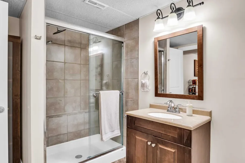 10 Downey Green Okotoks AB T1S 1H5