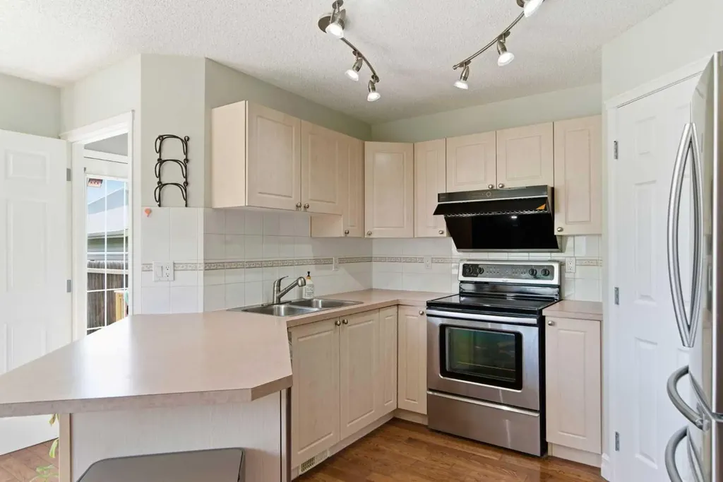 204 Citadel Bluff Close NW Calgary AB T3G 5E2