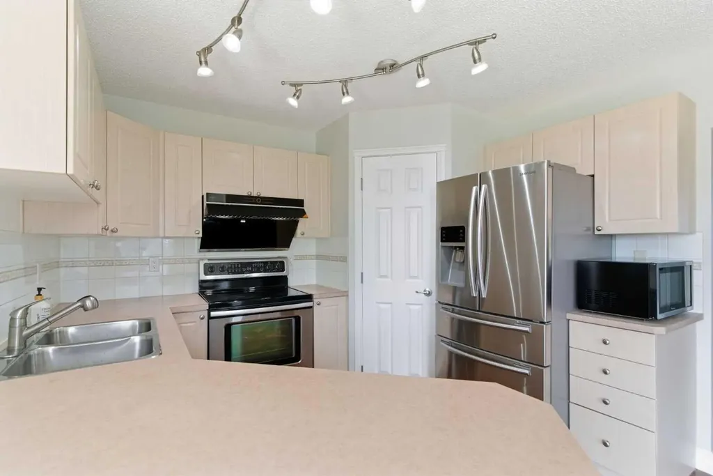 204 Citadel Bluff Close NW Calgary AB T3G 5E2