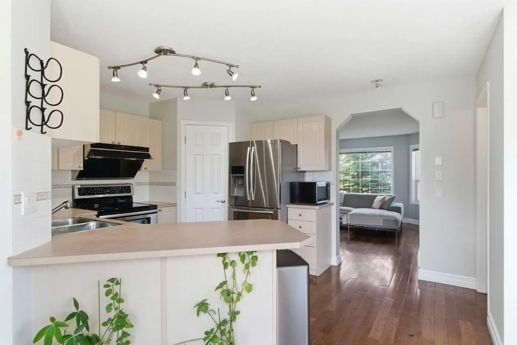 204 Citadel Bluff Close NW Calgary AB T3G 5E2
