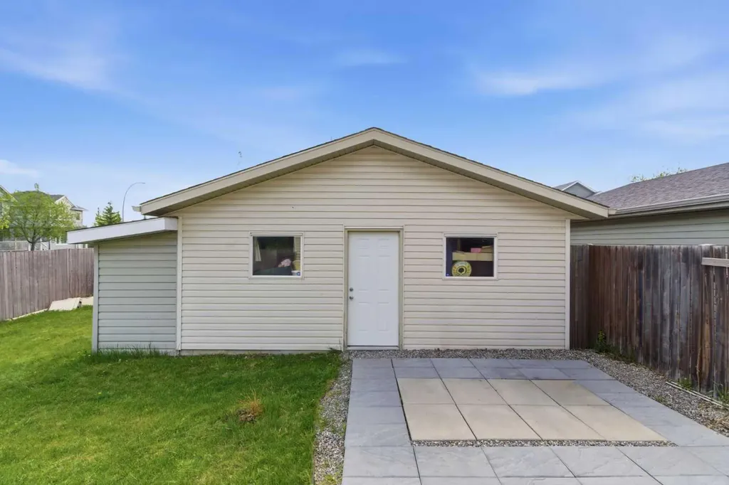 204 Citadel Bluff Close NW Calgary AB T3G 5E2