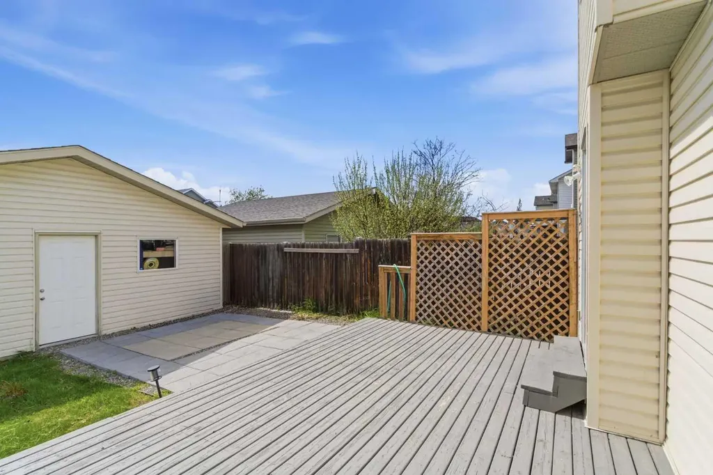 204 Citadel Bluff Close NW Calgary AB T3G 5E2
