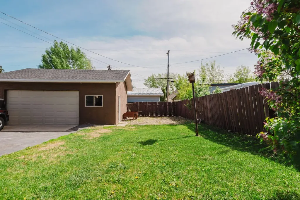 9403 104 Avenue Grande Prairie AB T8V1E1