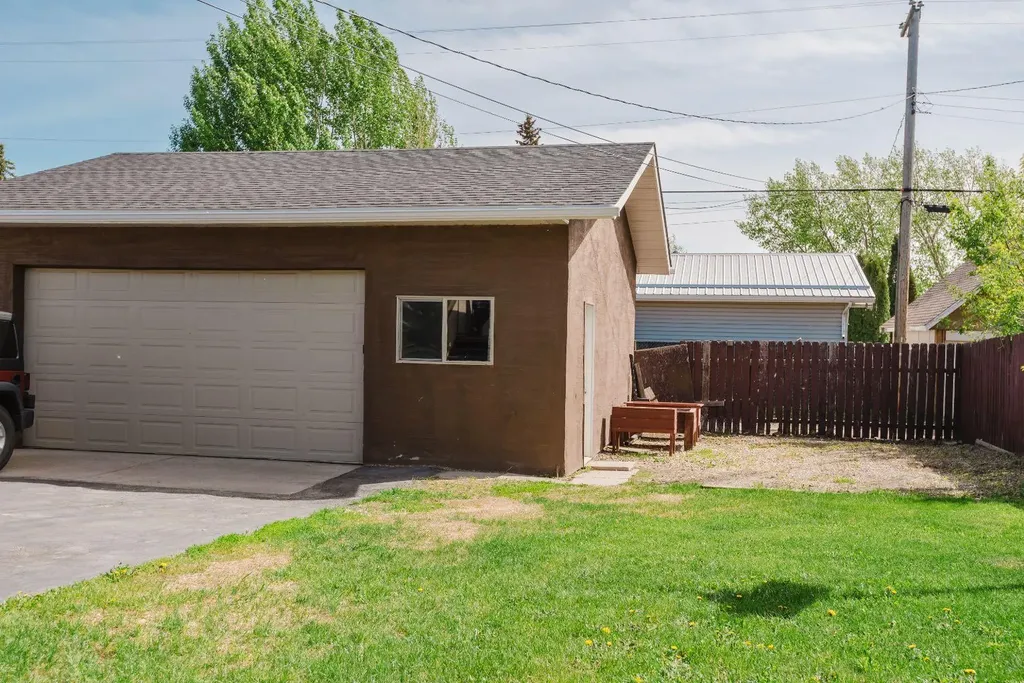 9403 104 Avenue Grande Prairie AB T8V1E1