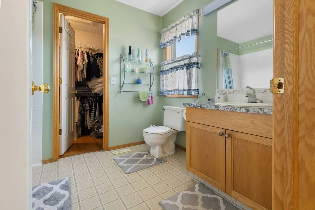 179 Erin Park Drive SE Calgary AB T3B 3L5