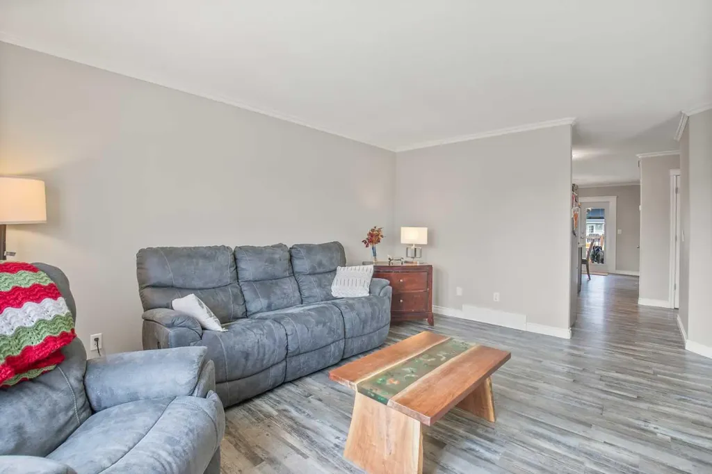 44 White Avenue Red Deer AB T4N7E5