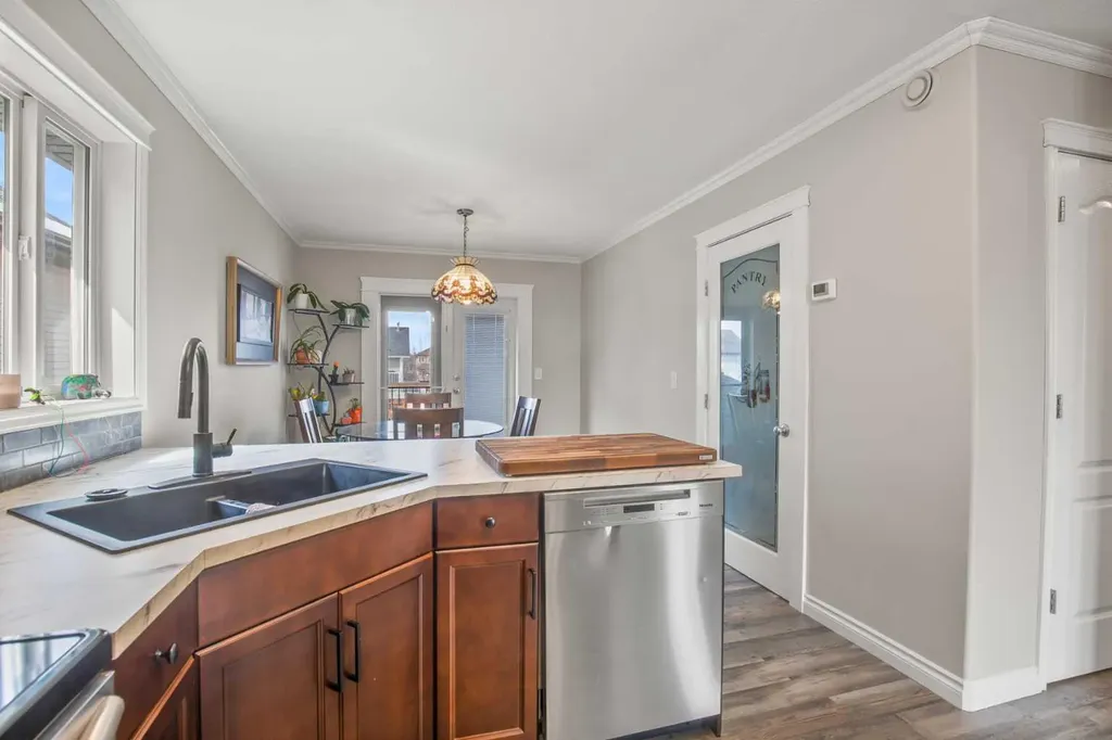 44 White Avenue Red Deer AB T4N7E5