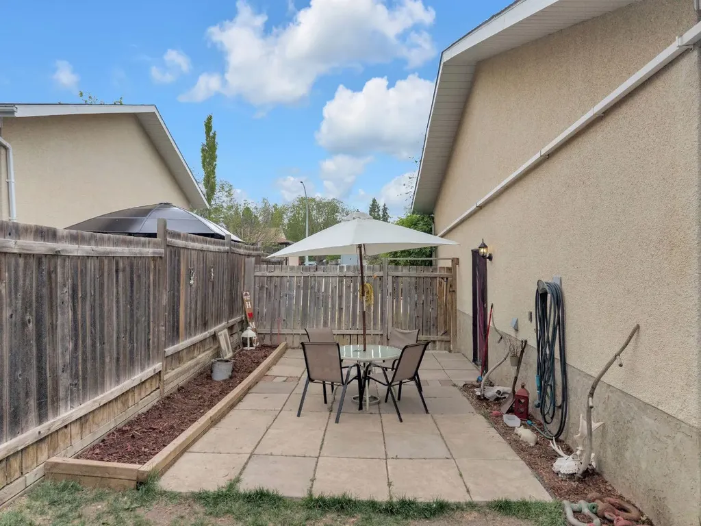 64 Sylvan Drive Sylvan Lake AB T4S 1M4