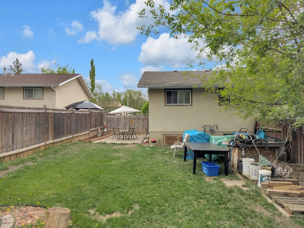 64 Sylvan Drive Sylvan Lake AB T4S 1M4