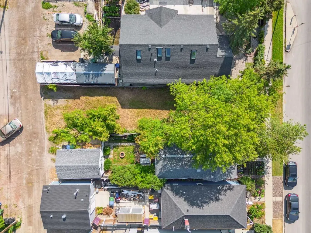 206 12 Avenue NW Calgary AB T2M 0C5