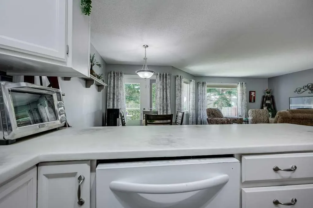 2821 Botterill Crescent Red Deer AB T4R 2E5