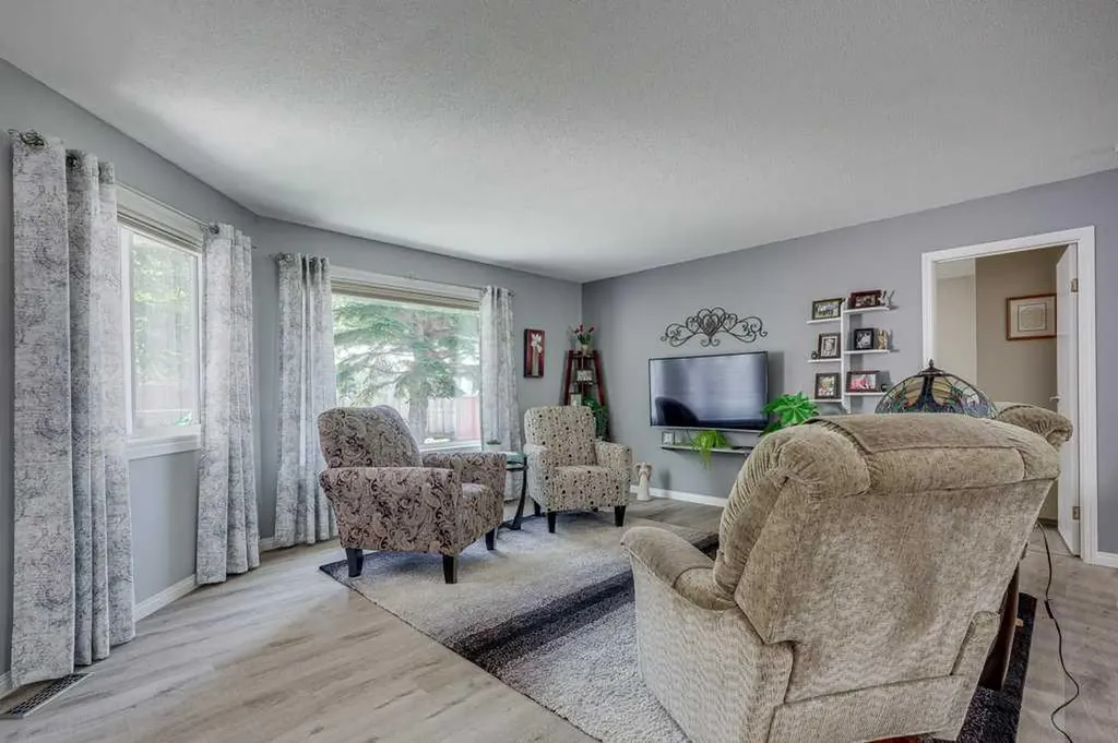 2821 Botterill Crescent Red Deer AB T4R 2E5
