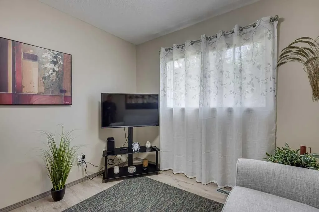 2821 Botterill Crescent Red Deer AB T4R 2E5