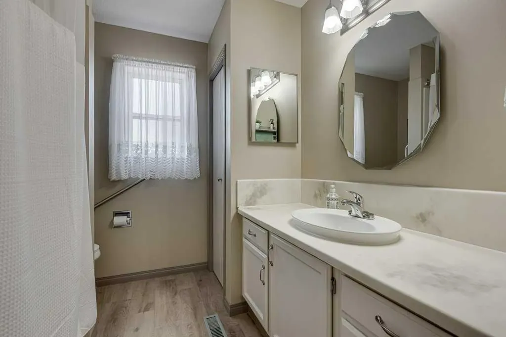 2821 Botterill Crescent Red Deer AB T4R 2E5