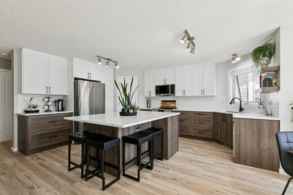 416 Stonegate Road NW Airdrie AB T4B2Z9