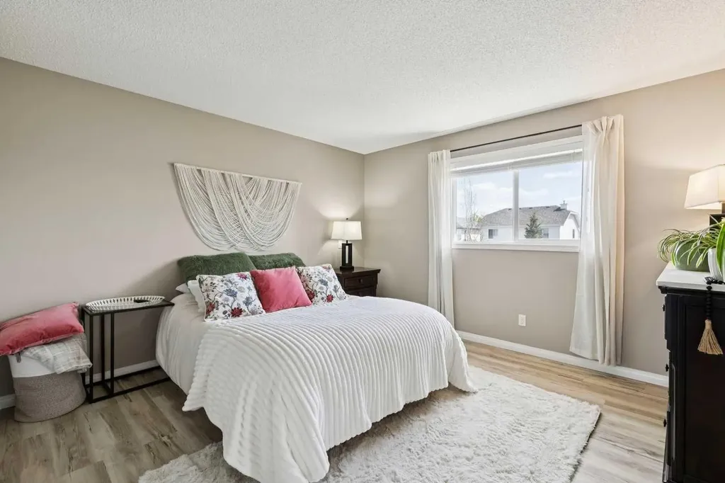 416 Stonegate Road NW Airdrie AB T4B2Z9