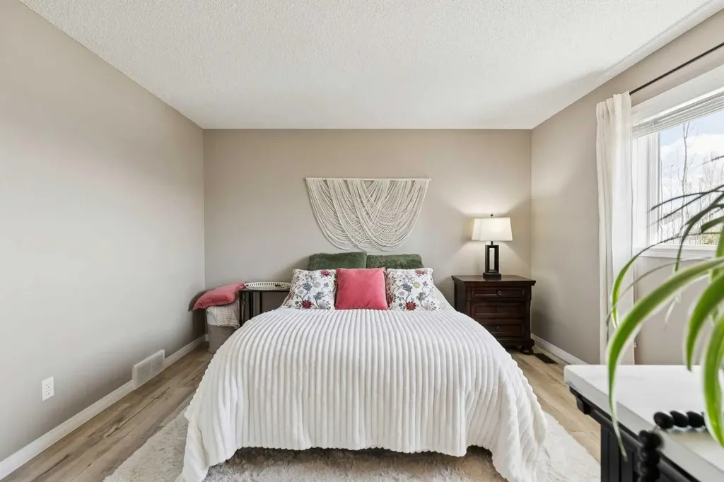 416 Stonegate Road NW Airdrie AB T4B2Z9