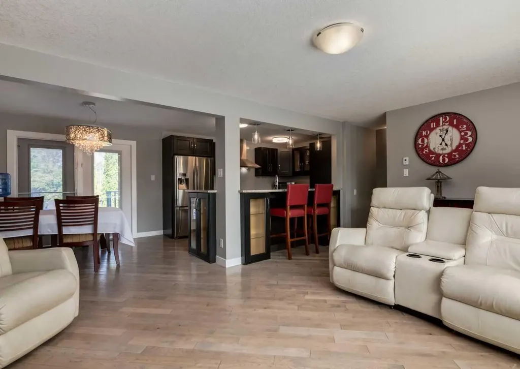 84 Fullerton Road SE Calgary AB T2H 1E5