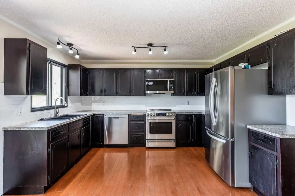 20 Carter Crescent SE Medicine Hat AB T1B2T3