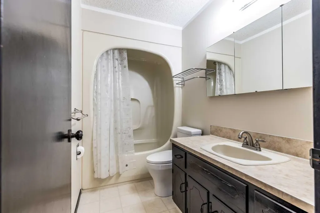 20 Carter Crescent SE Medicine Hat AB T1B2T3