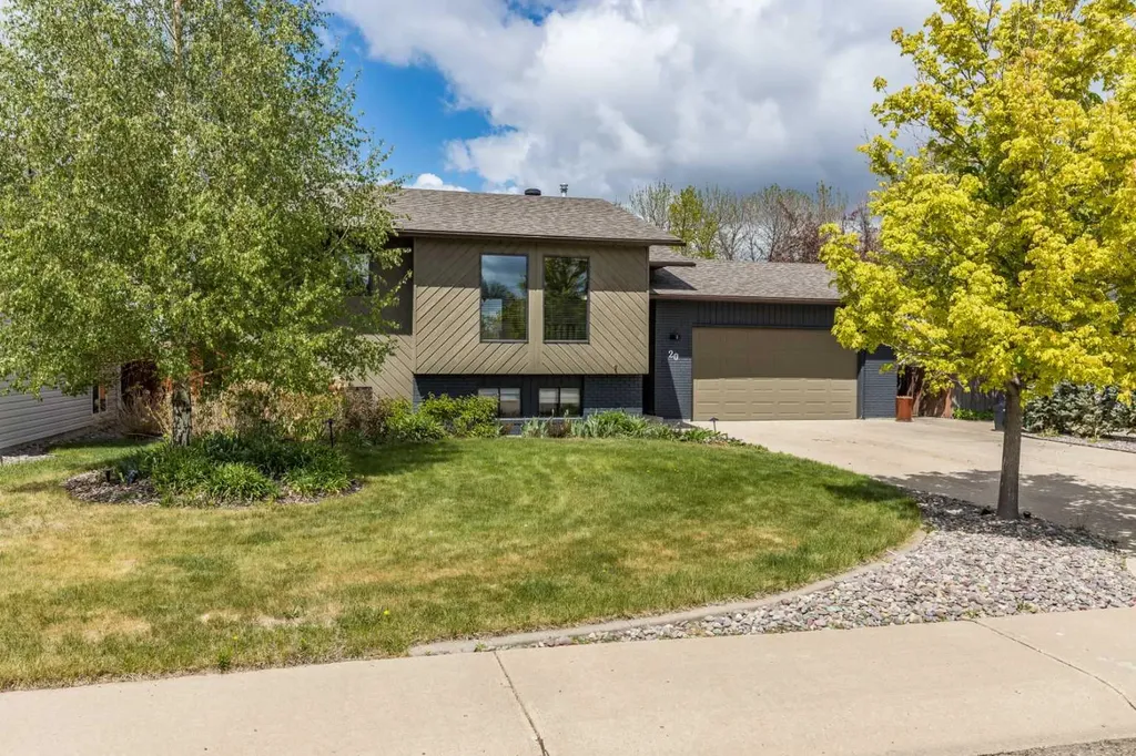 20 Carter Crescent SE Medicine Hat AB T1B2T3
