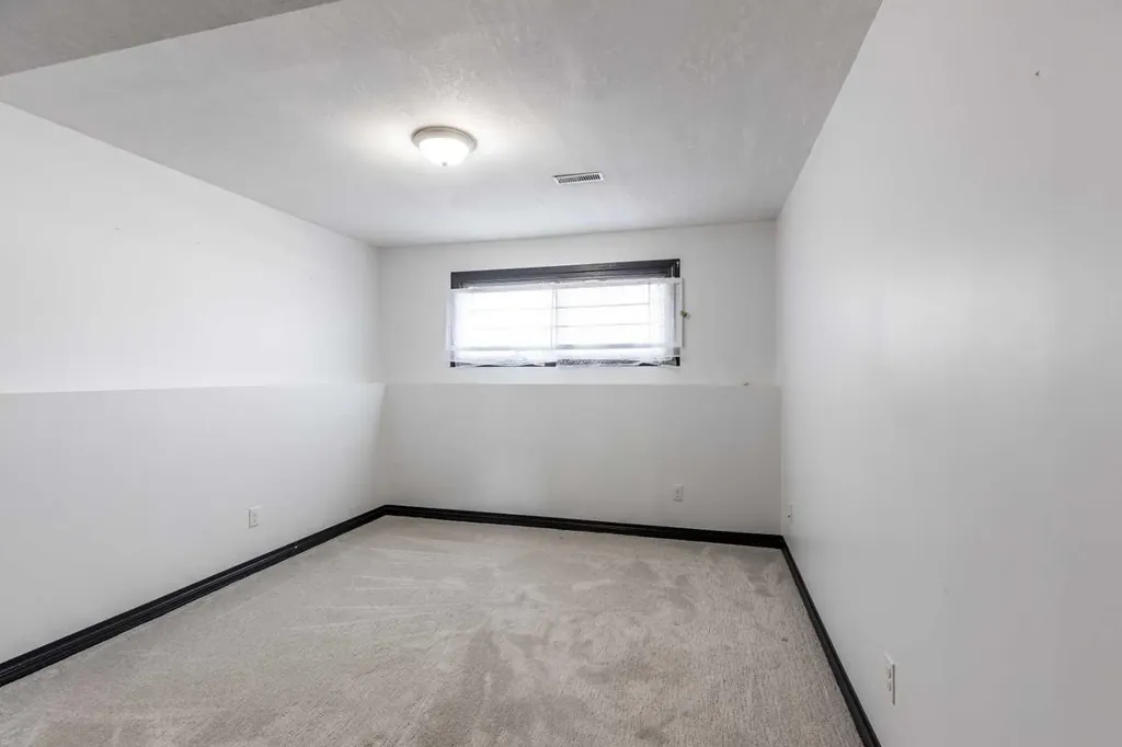 20 Carter Crescent SE Medicine Hat AB T1B2T3