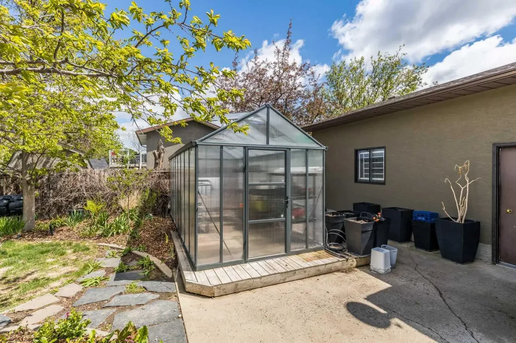 20 Carter Crescent SE Medicine Hat AB T1B2T3