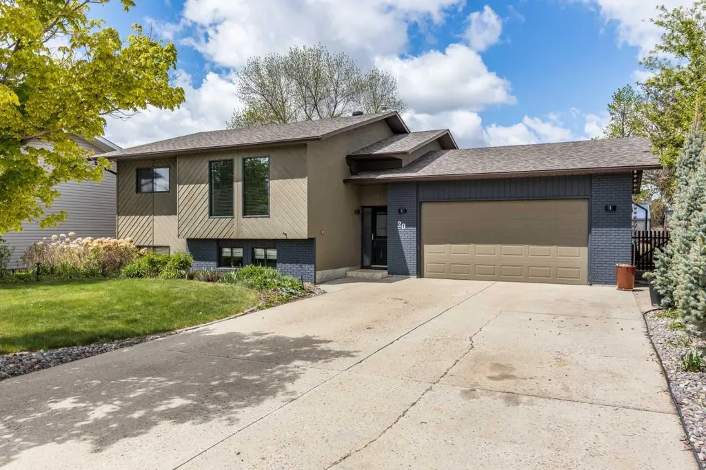 20 Carter Crescent SE Medicine Hat AB T1B2T3
