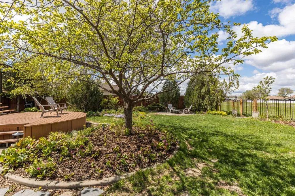 20 Carter Crescent SE Medicine Hat AB T1B2T3