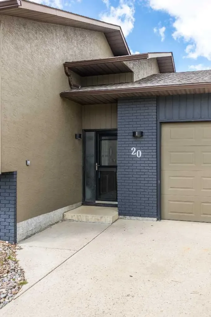 20 Carter Crescent SE Medicine Hat AB T1B2T3