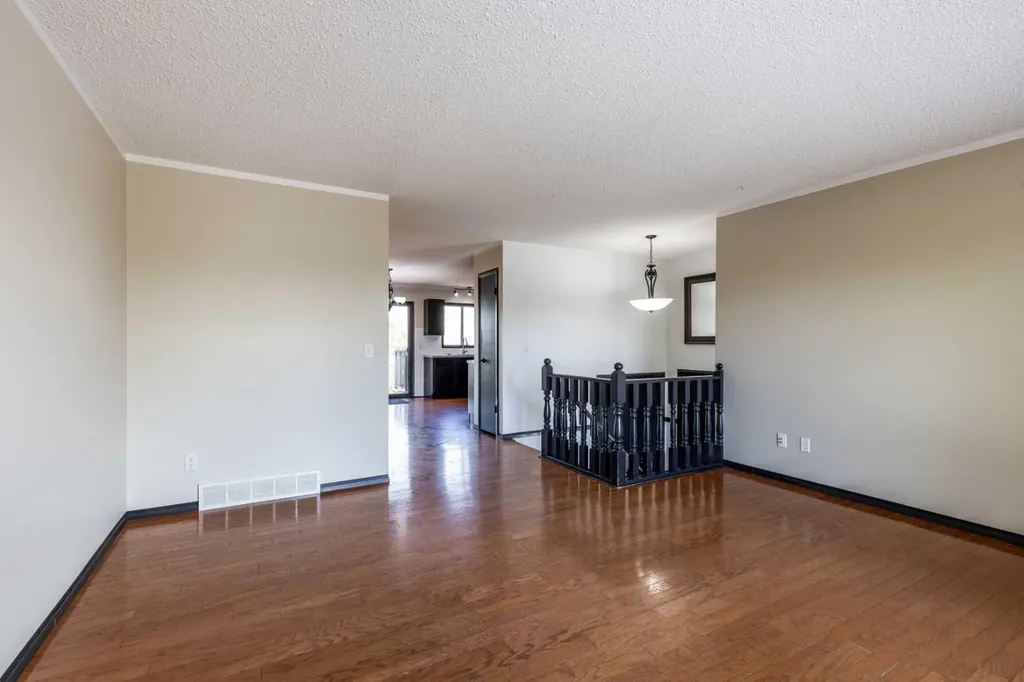 20 Carter Crescent SE Medicine Hat AB T1B2T3