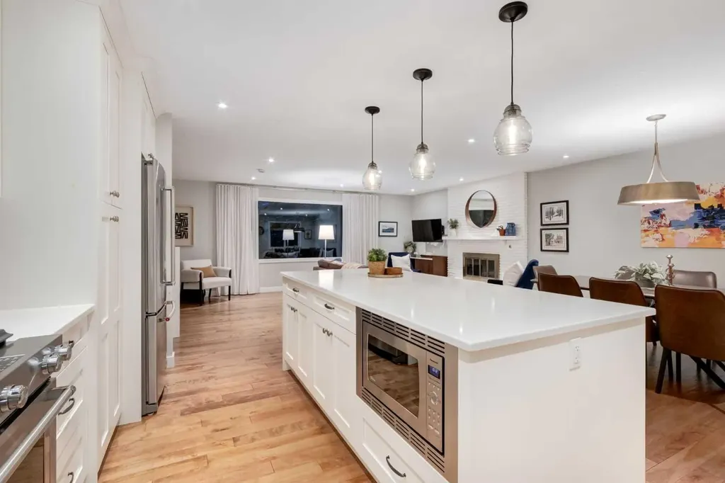 7319 Keewatin Street SW Calgary AB T2V 2M6
