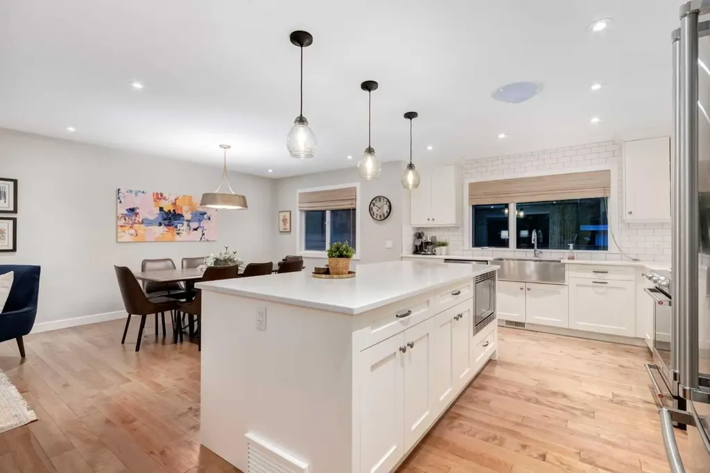 7319 Keewatin Street SW Calgary AB T2V 2M6