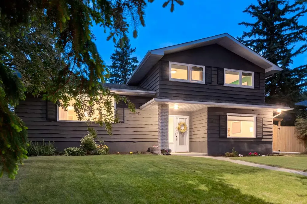 7319 Keewatin Street SW Calgary AB T2V 2M6